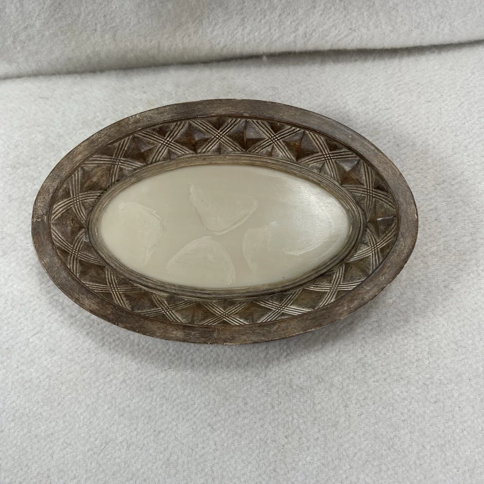 Jabonera ornamentada con patrón de diamante elevado con fondo de mármol sintético marrón beige Foto 2 de 4