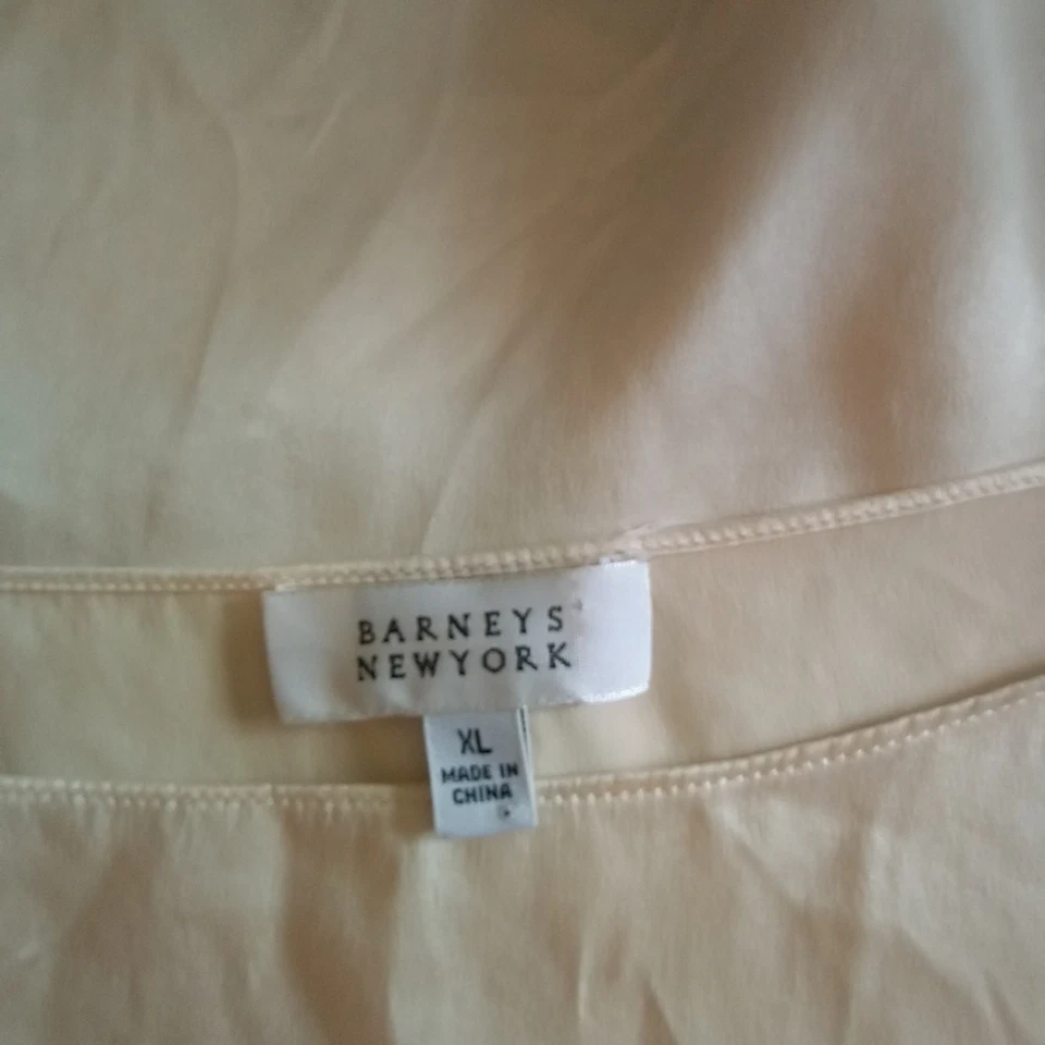 Top fluido sin mangas Barney's New York clásico de seda atemporal con volantes Foto 4 de 4