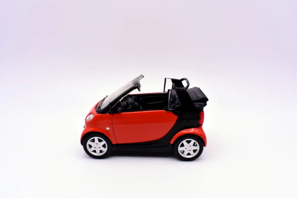 Modellino auto scala 1:43 Smart cabrio modellismo statico da collezione diecast - Immagine 2 di 3