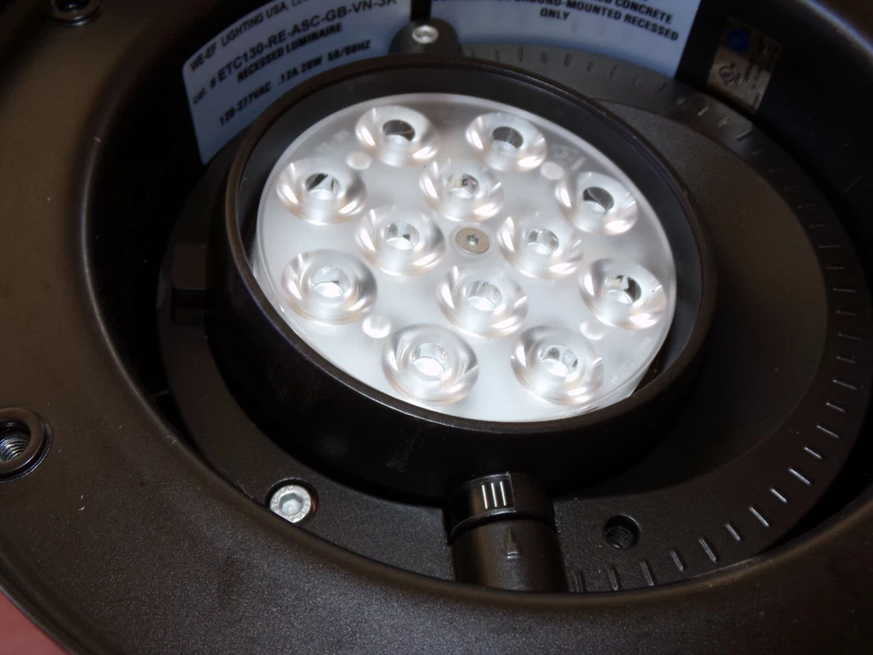 Par de luzes de LED de qualidade de museu. No solo nivelado ou em concreto - Imagem 3 de 4