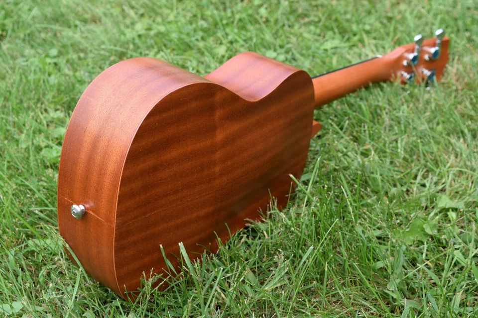 Ukelele Aloha, muchos tamaños, hecho de madera de sapele, arco redondo (envío gratuito Canadá) Foto 3 de 4