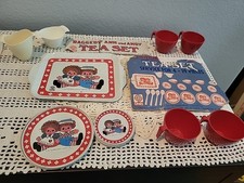 Raggedy Ann Andy Tin Plates Dishes 1972 Plastic Creamer, Sugar and Cups Mix Set