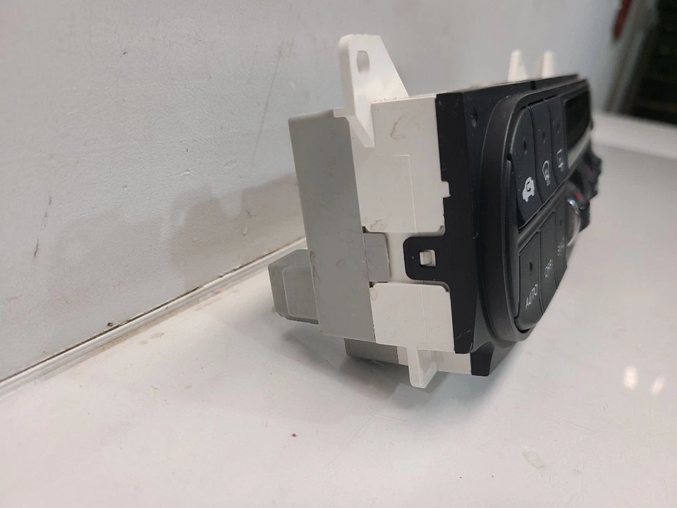 2005-10 Honda Odyssey Touring Front Temperature Control - Auto Temp - Image 3 of 4