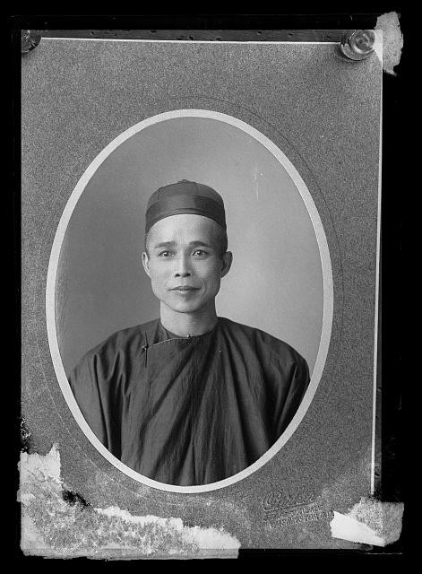 Foto: Retrato de hombre no identificado vestido tradicional asiático c1873-1916
