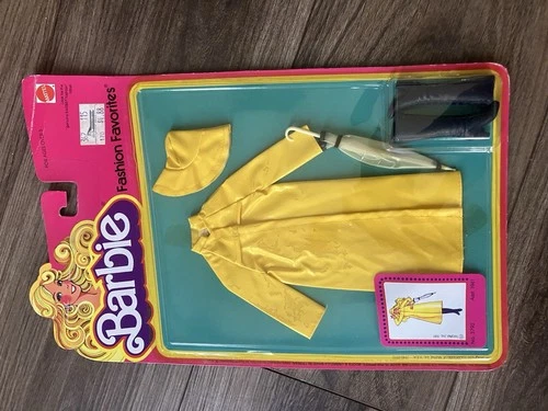 New ListingBarbie fashion favorites raincoat umbrella set Vintage Doll Clothing Accessories