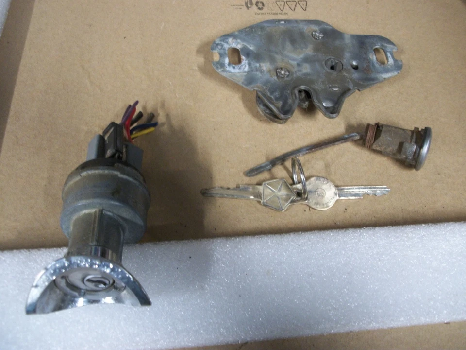 OEM MOPAR 1965 CHRYSLER All Models Ignition Switch 2497158 and trunk lock/keys - Image 4 of 4