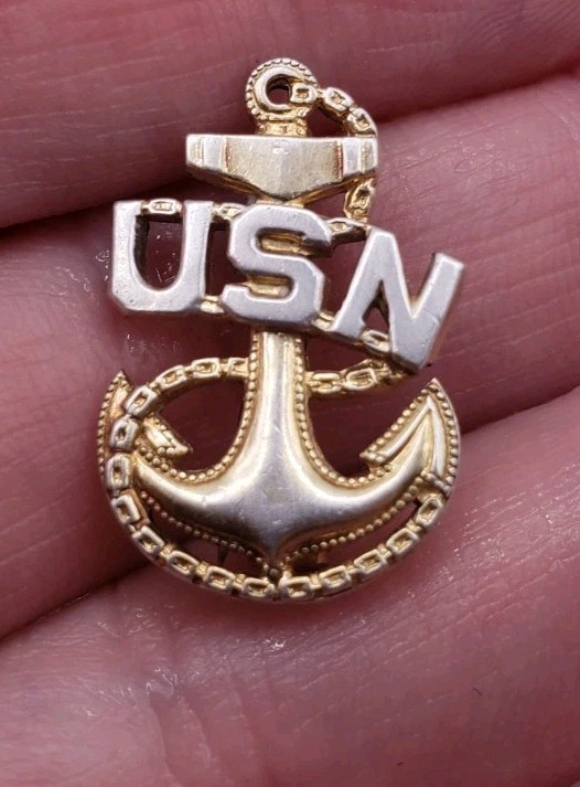 Chief Petty Officer CPO pre WWII hat badge full size sterling silver open catch.