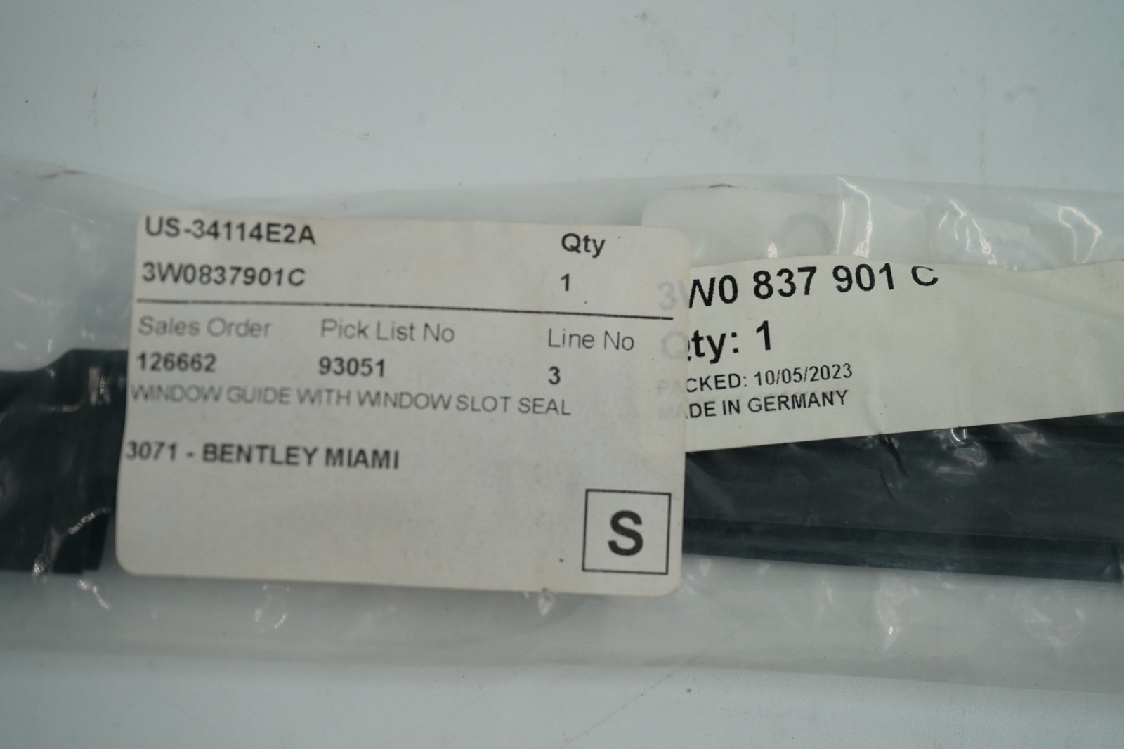 NEW BENTLEY WINDOW SLOT SEAL  | 3W0837901C