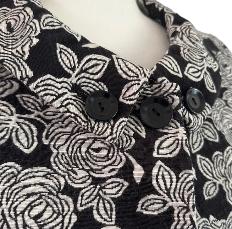 Chaqueta con Capa Recortada Nine West Jacquard Talla 8 Mangas 3/4 Negra Blanca Floral Usada en Excelente Condición Foto 3 de 4