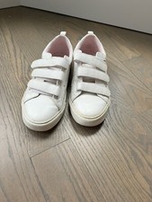 Zapatillas Gap blancas para niñas con detalles de estrellas rosa claro talla 4