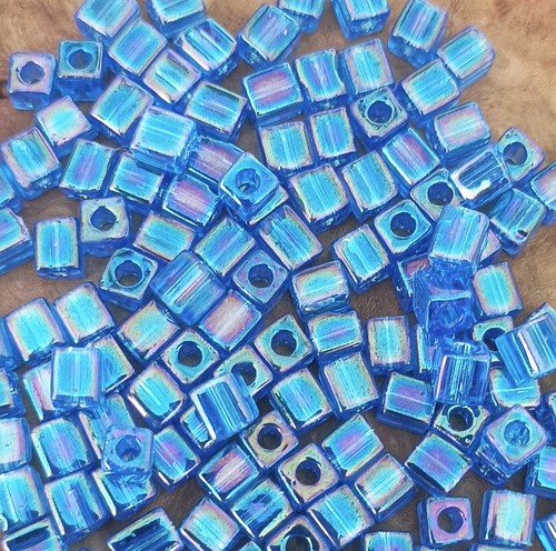 125pcs Mini Glass Cube Square Beads, Blue Colour, 4mm x 3.5mm Hole 0.8mm - Picture 2 of 3