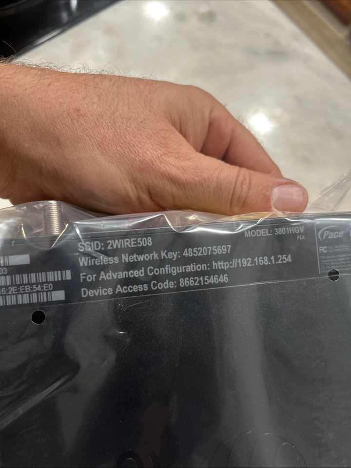 AT&T 2Wire 3801HGV 4-Port 10/100 Wireless G Router 4201-001134-003 L8-19 - Image 2 of 4