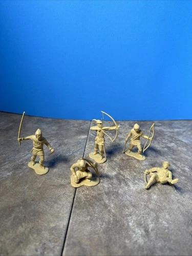 Z5 Vintage Marx Cream Robin Hood Merry Men Peasants Knights Medieval Figures