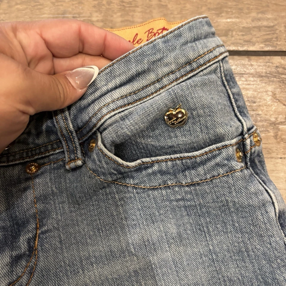 Vintage Y2K Apple Bottoms Gold Stitch Apple Pockets Jean Shorts Women’s size 3/4 - Image 3 of 4