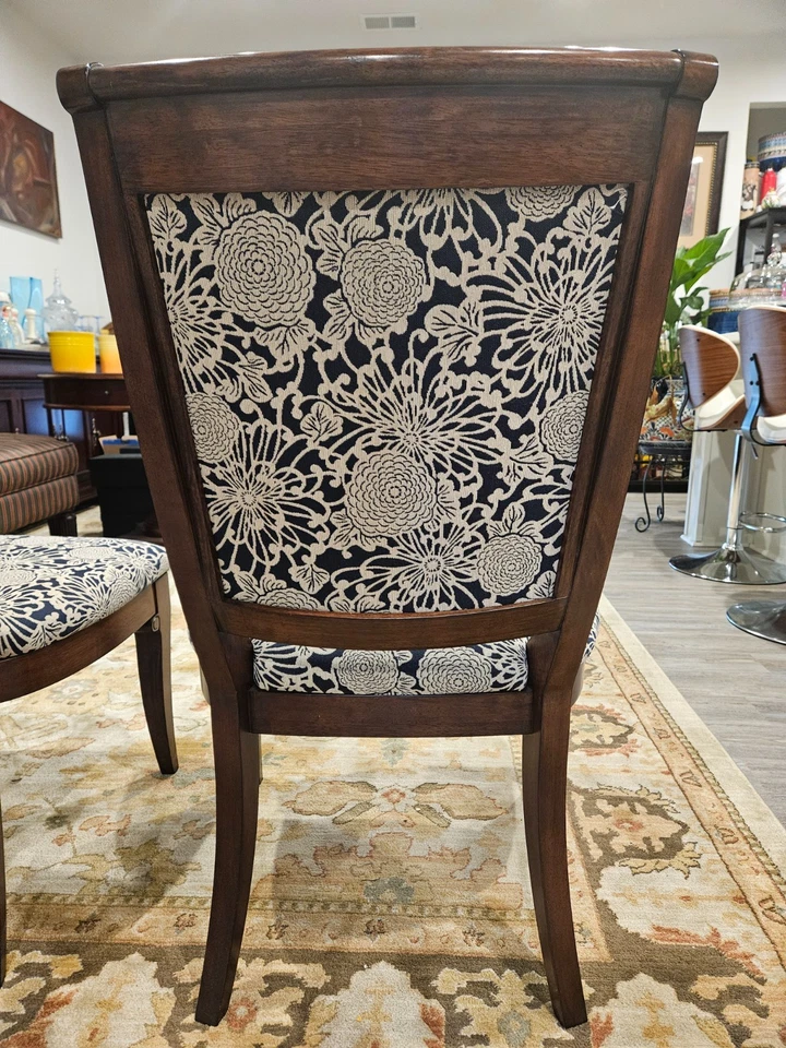 Un par de sillas laterales tapizadas Bassett Louis Philippe beige/azul marino Foto 4 de 4