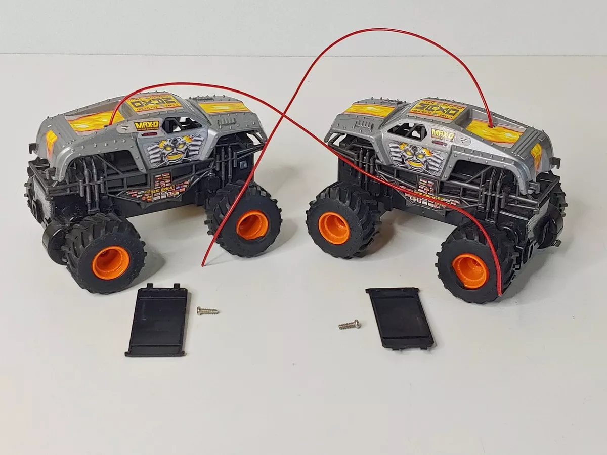 Two Cars NO REMOTES New Bright RC MaxD 49 MHz 1330A1MURR eBay