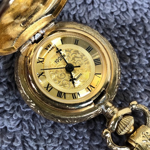 1928 Flip Cover Gold Tone Dial Roman Index 27mm Quartz Analog Mini Pocket Watch - 第 2/10 張圖片
