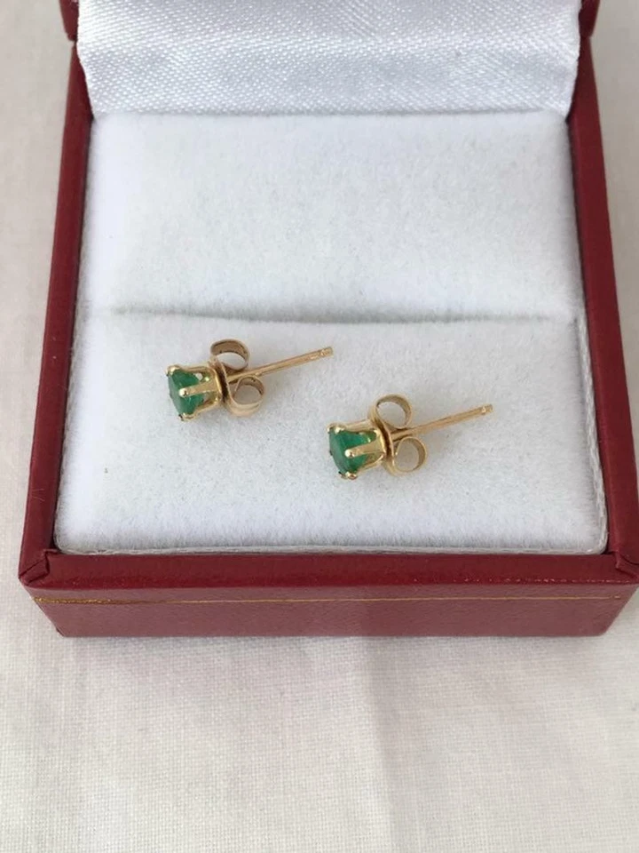 Aretes solitarios de esmeralda verde simulada de 0,30 quilates de oro amarillo de 14 quilates Foto 4 de 4