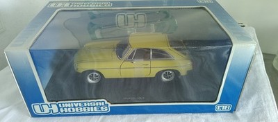 MGB GT Rubber Bumper Unversal Hobbies 1:18 Citrongelb