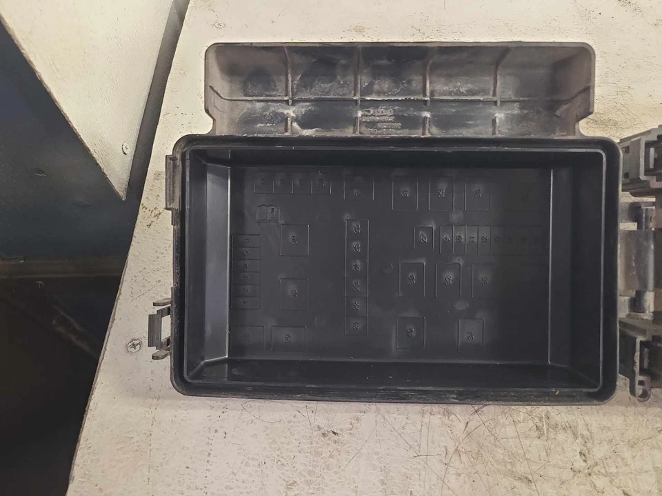 06 07 DODGE CARGADOR Caja de fusibles motor Foto 3 de 4