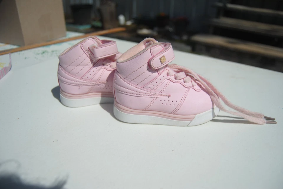 Zapatillas altas Fila rosa para niños pequeños talla 5 ligeramente usadas buen estado Foto 4 de 4