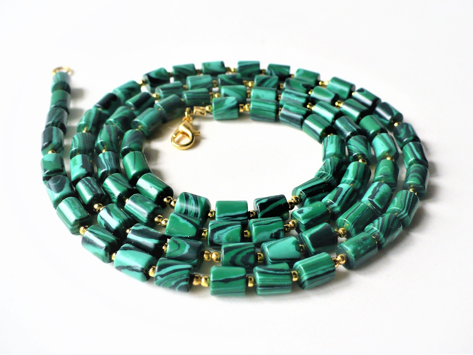 Collier malachite synthétique de 85 cm aux reflets précieux et perles dorées