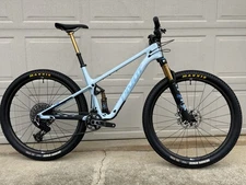 Pivot Mach 4 SL Carbon Mountain Bike