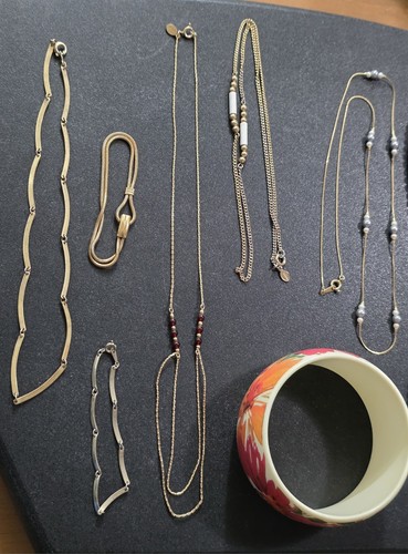 Vtg Lot Of 9 Avon Jewelry Pcs: Necklaces Bracelets/Bangle. Gold Tone, Chains Etc - Picture 2 of 14