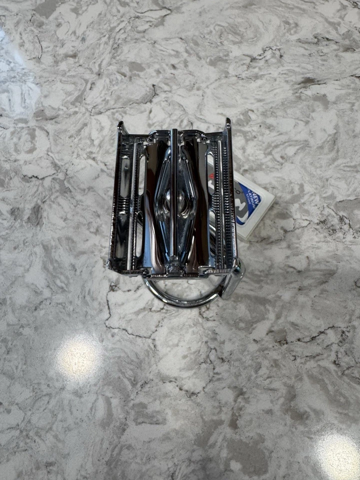 Maquinilla de afeitar clásica de seguridad cromada y soporte con hoja Foto 3 de 4
