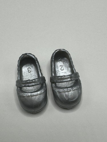 2022 Barbie Sister Chelsea Doll Silver Mary Jane Shoes (D-534) - Picture 2 of 3