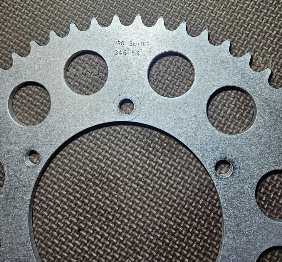 Roda dentada traseira Yamaha – Passo 525 – 6 parafusos – Compatível com FZ8 / FZ09 / MT07 / FZ1 / FZ6 - Imagem 4 de 4