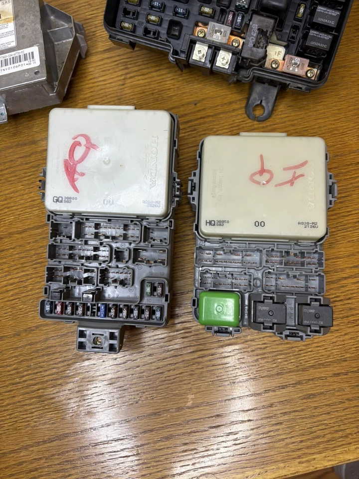 Juego de módulos de control Honda Accord 2002 ECM, SRS, paneles de fusibles y módulos de relé Foto 2 de 4