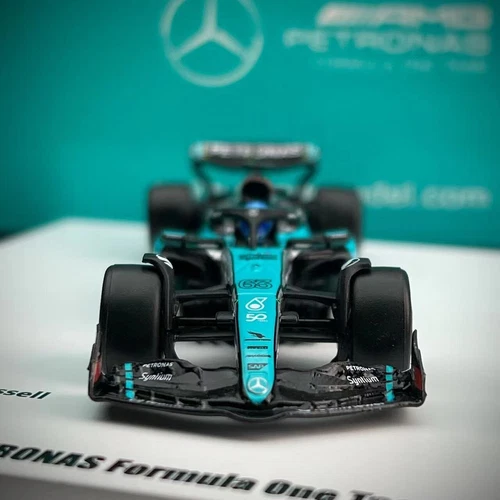 Spark 1/64 Mercedes-AMG F1 W15 Singapore GP 2024 2-pc Set Hamilton & Russel Y299 - Picture 10 of 13