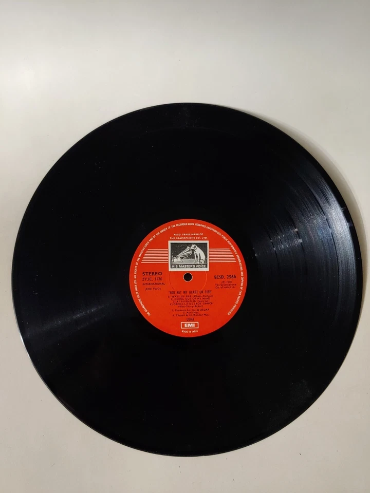 Usha Uthup - You Set My Heart On Fire - EMI HMV India - ECSD 2566 - 1978 LP Foto 4 de 4