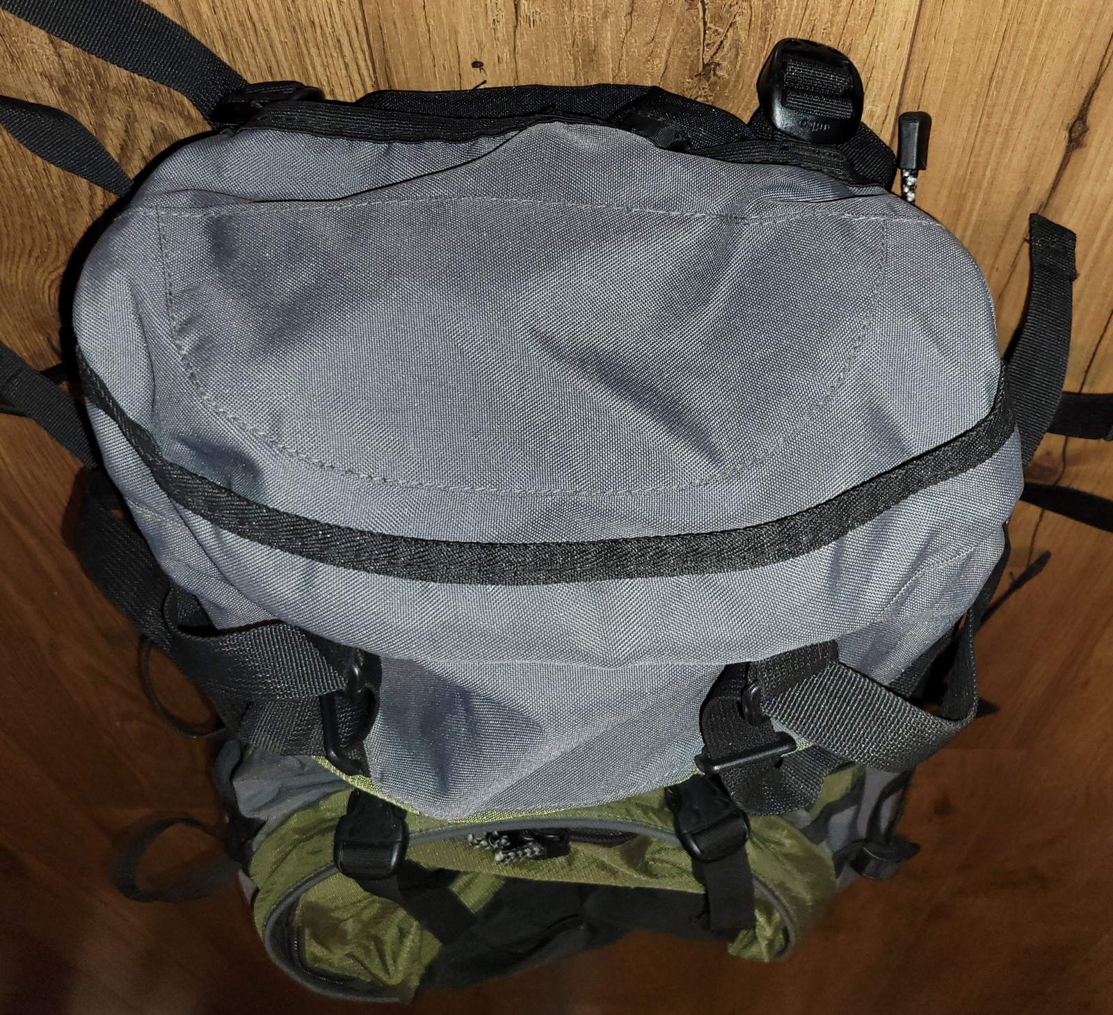 Hi-Tec Nova 65 Hiking Camping Backpack Padded With Internal Frame  Green 