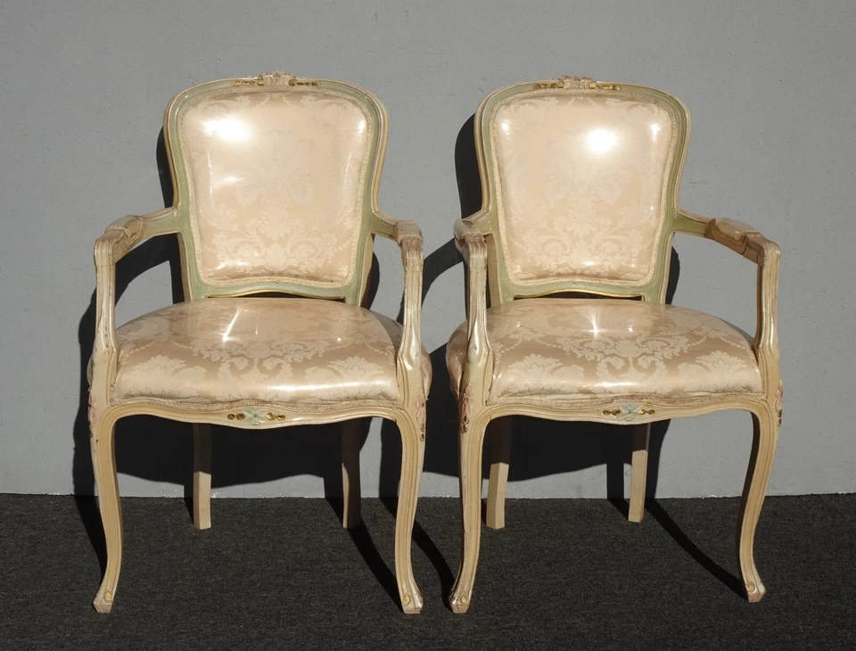 Par de sillas Bergere vintage francesas con acento provincial tela blanca patas descapotables Foto 2 de 4