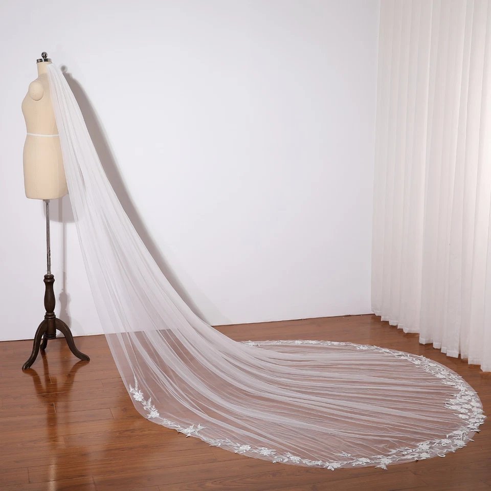 Velo de novia de tul marfil con patrón de encaje flor de melocotón Foto 3 de 4