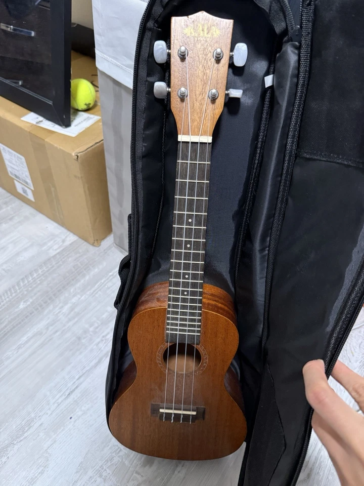 Ukelele de concierto Kala KA-15C-BNDL satinado caoba con bolsa acolchada Foto 2 de 4