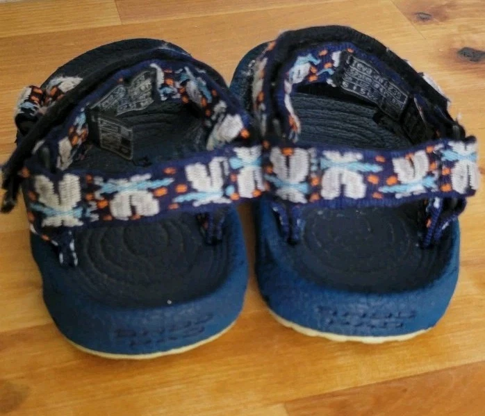 Sandalias de mariposa azul para niñas pequeñas TEVA talla 6 Foto 4 de 4