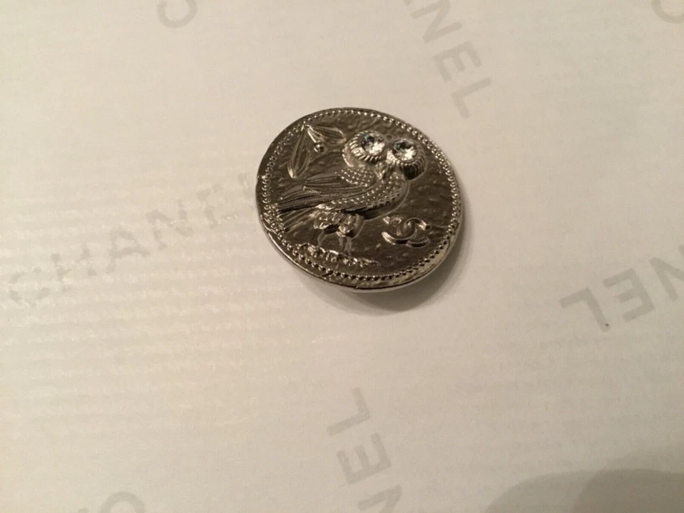 Chanel Knopf Eule mit Glasaugen, mit CC Logo, aus  Metall,  Durchmesser ca. 24mm - Bild 4 von 4