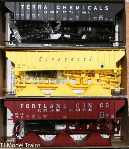 Tolvas cubiertas estándar Accurail HO #8102 Pullman (Tera Chem, Portland, Hnymd) | Zustand: New