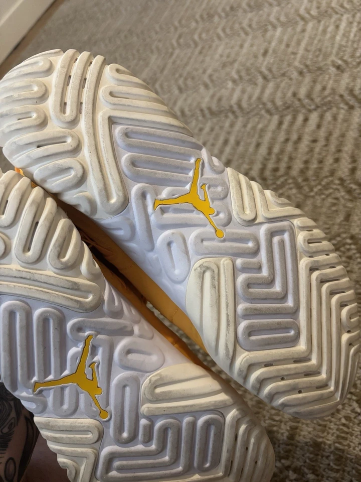 NIKE JORDAN PROTO REACT UNIVERSITY DORADO-BLANCO TALLA 10 [BV1654-701] Foto 3 de 4