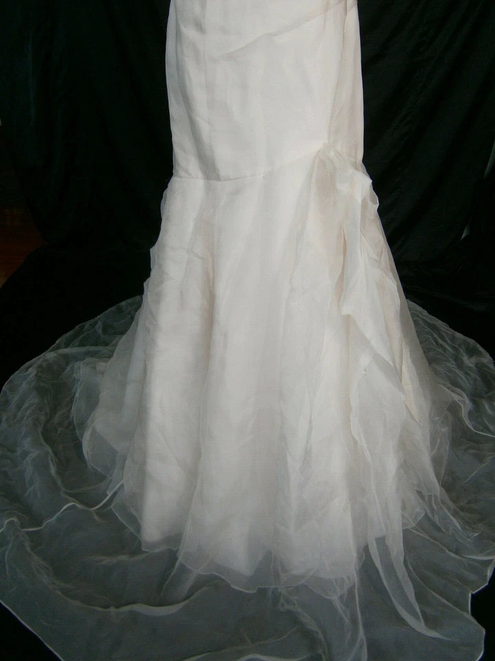 Vestido de novia Kleinfeld Monique Lhuillier rubor 8 10 vestido de organza rosa sin tirantes Foto 4 de 4