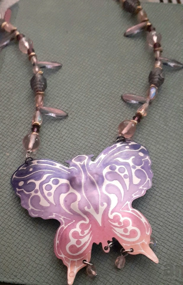 Collar con cuentas de aluminio anodizado mariposa Foto 2 de 4