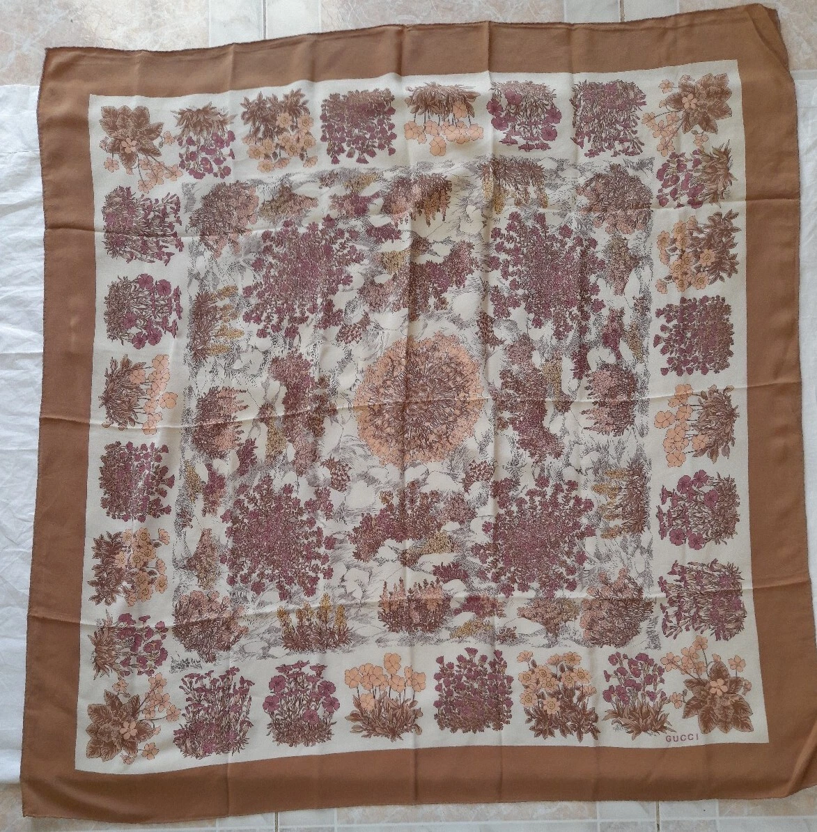 Foulard GUCCI en Soie Gucci Silk Scarf