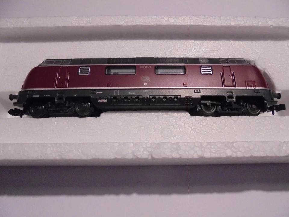 Roco, 23233 Diesellok BR 220, Nr. 220 034-3, bordeaurot, neu/OVP