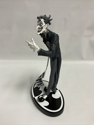 DC Direct - Batman Black & White Statue - Jim Lee & James Shoop