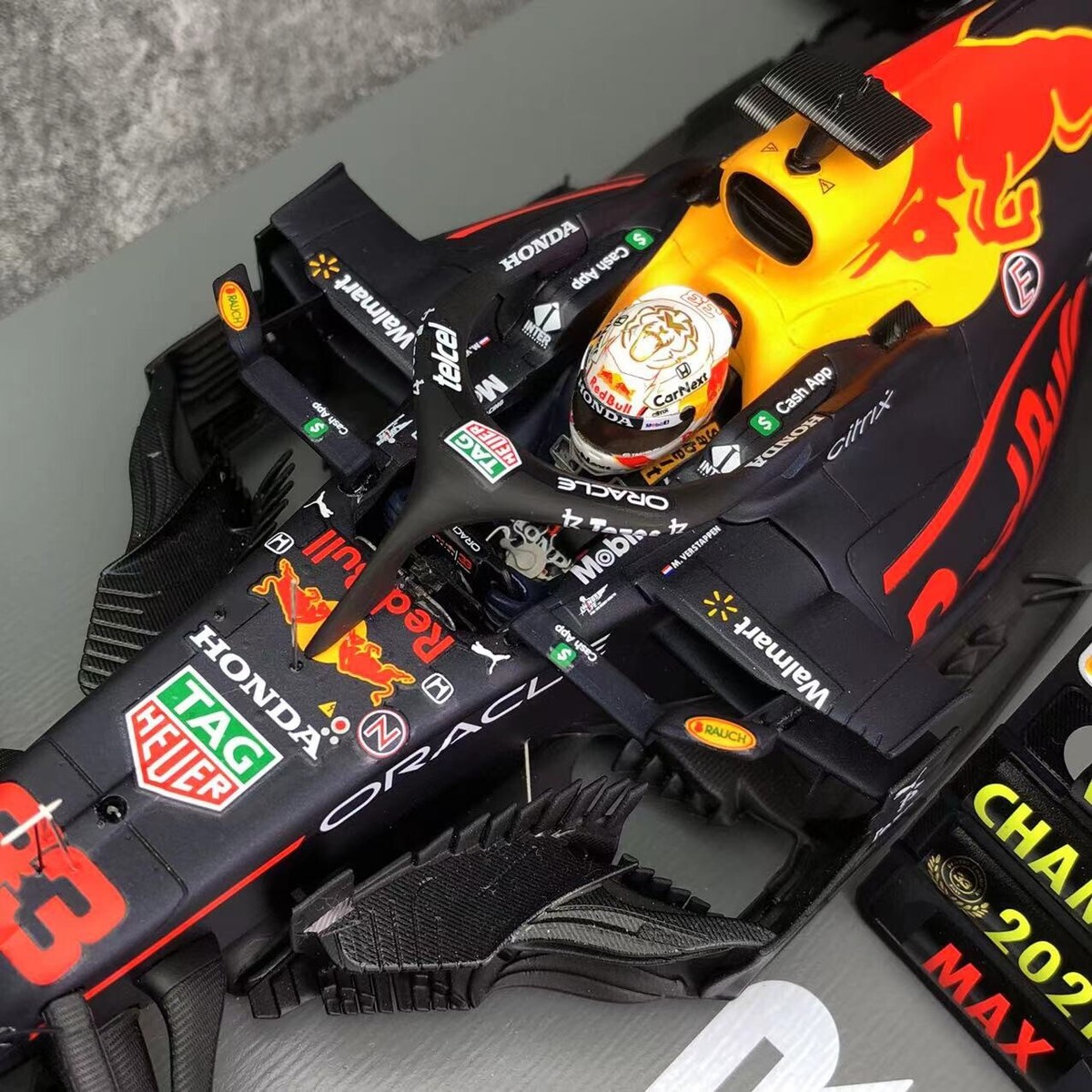Spark 1/18 Red Bull F1 RB16B GP Abu Dhabi 2021 world Spark 1/18 Red Bull F1 RB16B GP Abu Dhabi 2021 world