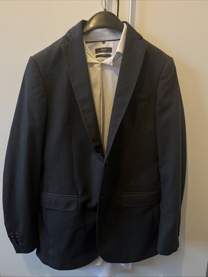 Herren Anzug, Hose und Jackett sind von Engelhorn Selection in Schwarz + Hemd