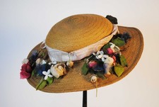 LADIES WOVEN STRAW HAT WITH FLOWERS, CIRCA 1920s